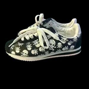 Cute no name skull shoe fit like a  6-6.5